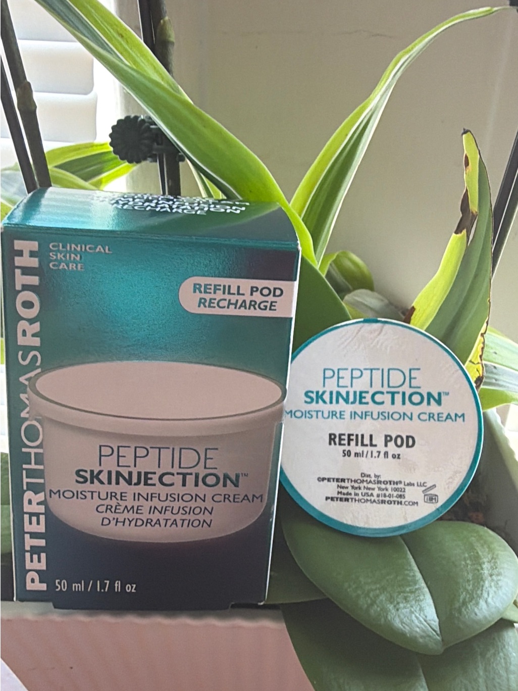 Peter Thomas Roth Peptide Skinjection Moisture Infusion Cream - Teal & White